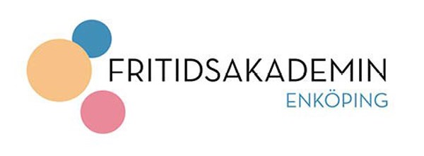 Fritidsakademins logo med tre cirklar i orange, blå och rosa och texten i versala bokstäver Fritidsakademin Enköping