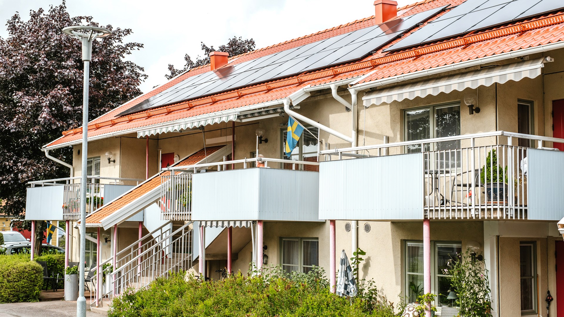 Radhus i två våningar med solceller på taket
